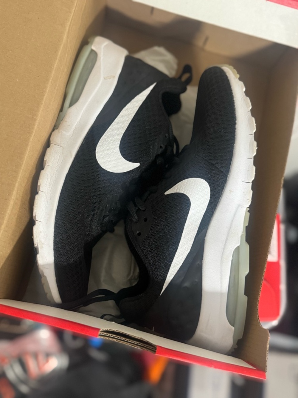Women’s NIKE AIRMAX tennis shoes